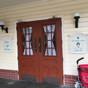 Entrada al centro de primeros auxilios en Disneyland Paris, atención médica en el parque